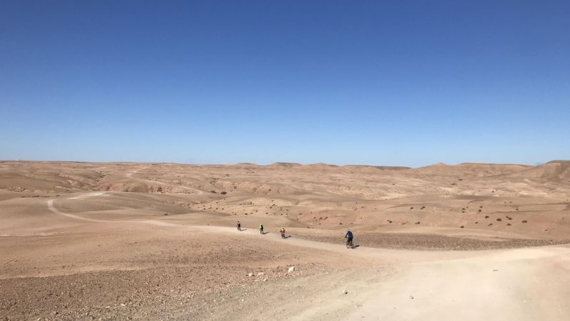 Aventure en vélo de gravier dans le désert d'AGAFAY